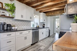 Private kitchen - 2-bedroom apartment in adorable Georgetown for relaxing stays (Quarryville)