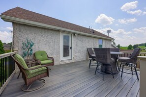 Outdoor dining - 2-bedroom apartment in adorable Georgetown for relaxing stays (Quarryville)