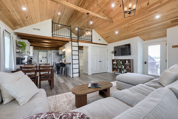 Living area - 2-bedroom apartment in adorable Georgetown for relaxing stays (Quarryville)