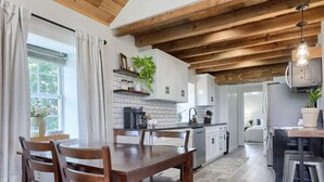 Dining - 2-bedroom apartment in adorable Georgetown for relaxing stays (Quarryville)