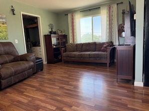 Living area - Cozy one bedroom apartment with 360 degree views on our unique camel farm (Ramona)