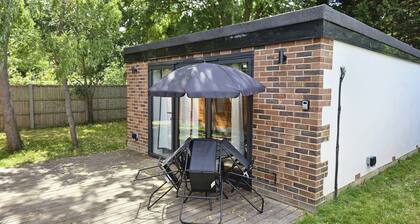 Quiet & Cosy Garden House Next to Beverley Park