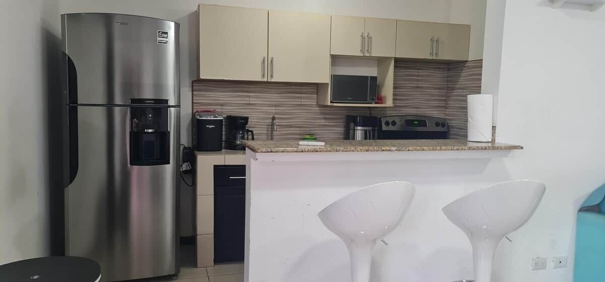 Wasserkocher mit Kaffee-/Teezubehör, Kühlschrank, Mikrowelle, Ofen