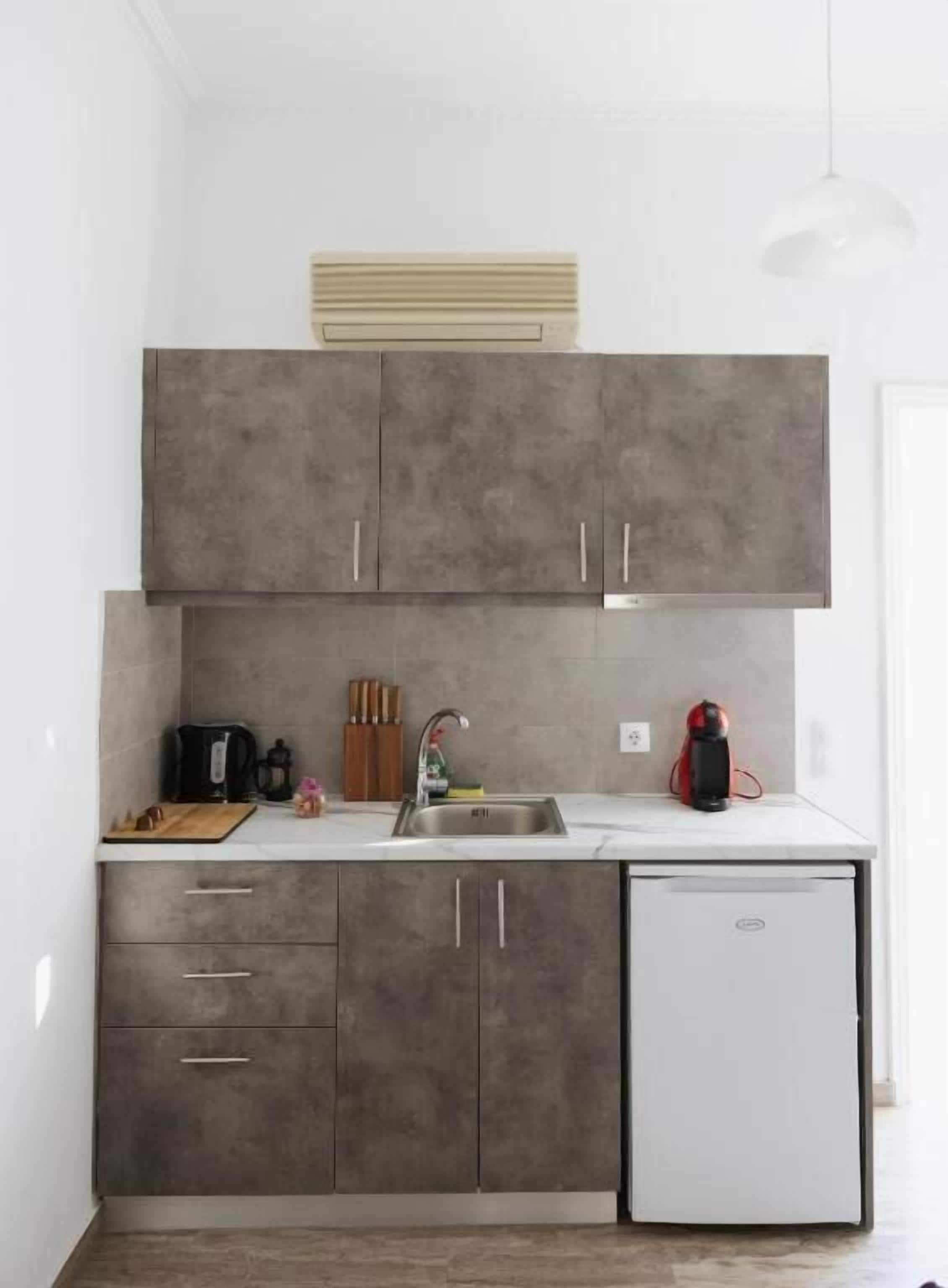 White Wave Studio 4 | Private kitchen | Fridge, stovetop, toaster, cookware/dishes/utensils
