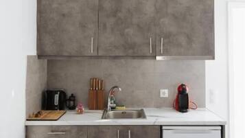White Wave Studio 4 | Private kitchen | Fridge, stovetop, toaster, cookware/dishes/utensils