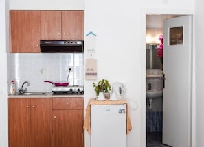 White Wave Studio 1 | Private kitchen | Fridge, stovetop, toaster, cookware/dishes/utensils - White Wave Studios (santorini)