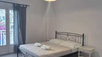 Una camera da letto con un letto, un comodino e vista dalla finestra.