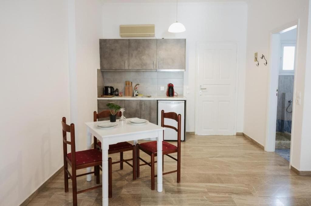 White Wave Studio 4 | Dining