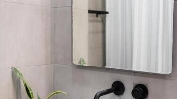 Doccia, set di cortesia gratuito, asciugacapelli, asciugamani