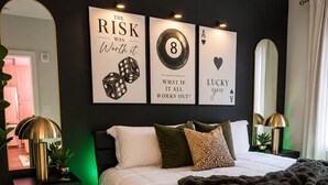 1 bedroom, desk, iron/ironing board, free WiFi - Stylish West Midtown Retreat - Pool & Balcony (Atlanta)