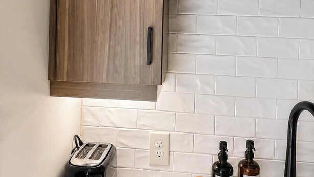Coffee/tea maker, fridge, microwave, oven - Stylish West Midtown Retreat - Pool & Balcony (Atlanta)