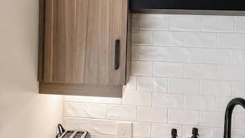 Coffee/tea maker, fridge, microwave, oven
