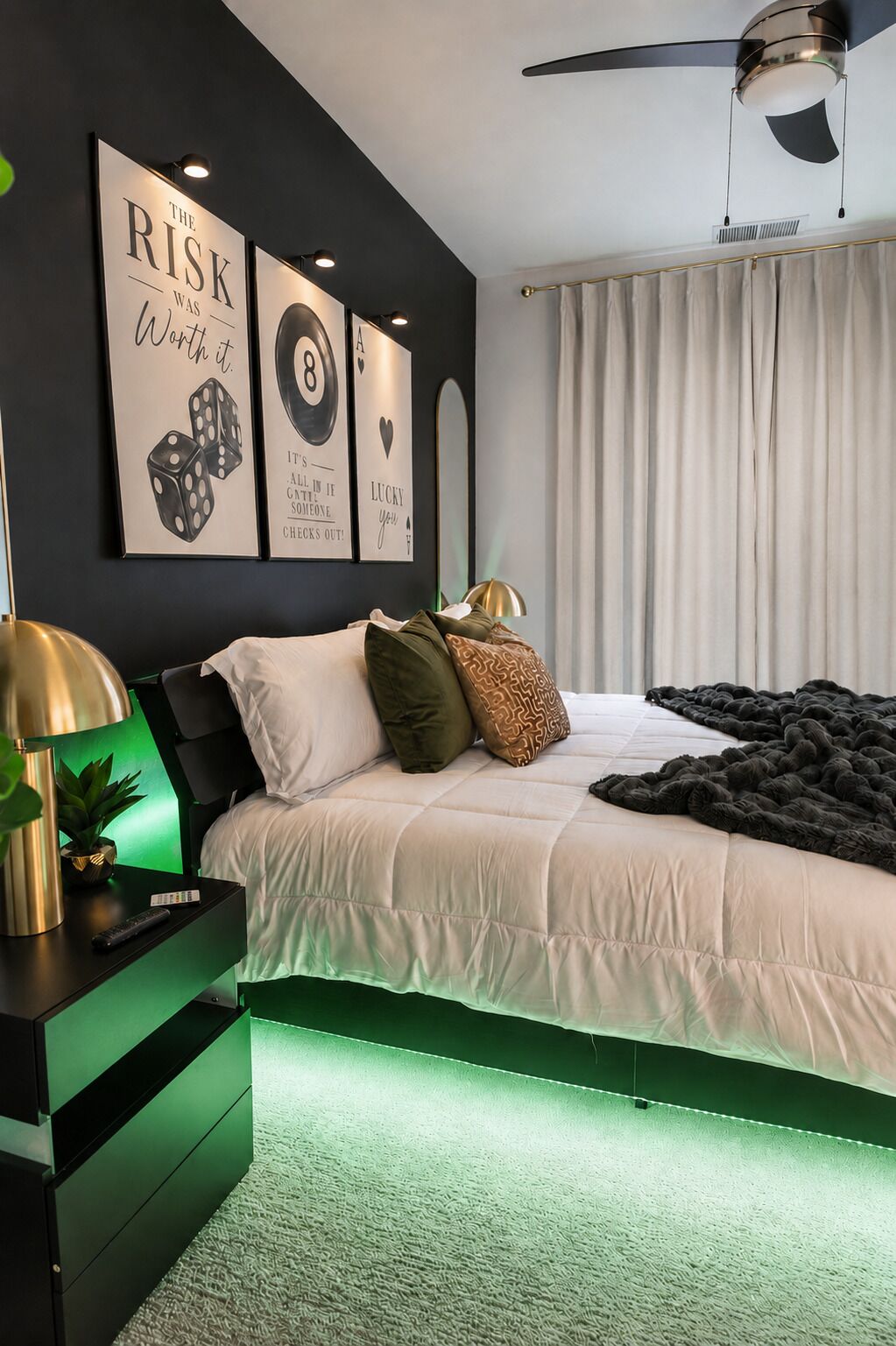 Ein modernes Schlafzimmer mit Bett, Nachttisch, Lampe und Wandbildern.