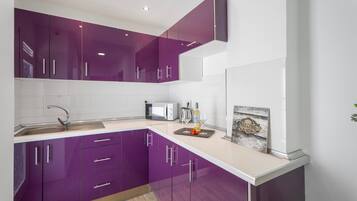 Coffee/tea maker, fridge, microwave, stovetop