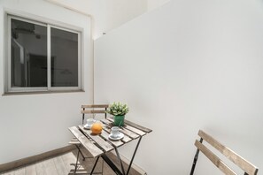 A small outdoor seating area with a table, chairs, and a potted plant. - 'Ifae 3' with Private Terrace, Wi-Fi and Air Conditioning (Alcalá)
