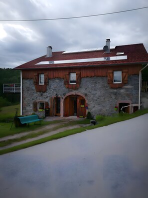 Exterior - Guesthouse Nos Racines - Le Herbau - Peaceful Stay – Family Room with Shared Kitchen (Saulxures-sur-Moselotte)
