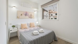 1 dormitorio, tabla de planchar con plancha, wifi y ropa de cama