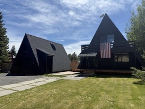 Un bâtiment moderne doté d  ’un toit triangulaire et arborant le drapeau américain.