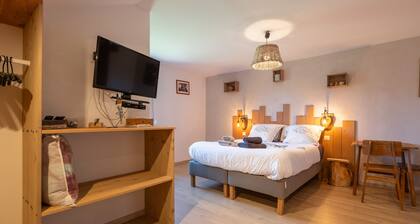 Guesthouse Nos Racines - Le Tson - Room with Workspace - Shared Lounge and Kitchen