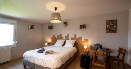 Guesthouse Nos Racines - Le Tson - Room with Workspace - Shared Lounge and Kitchen