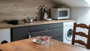 Cafetière/bouilloire, réfrigérateur, micro-ondes, four