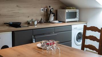 Wasserkocher mit Kaffee-/Teezubehör, Kühlschrank, Mikrowelle, Ofen
