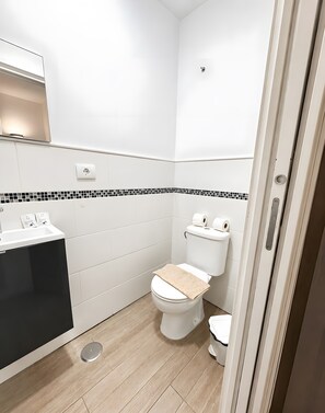 Een douche, een haardroger, handdoeken