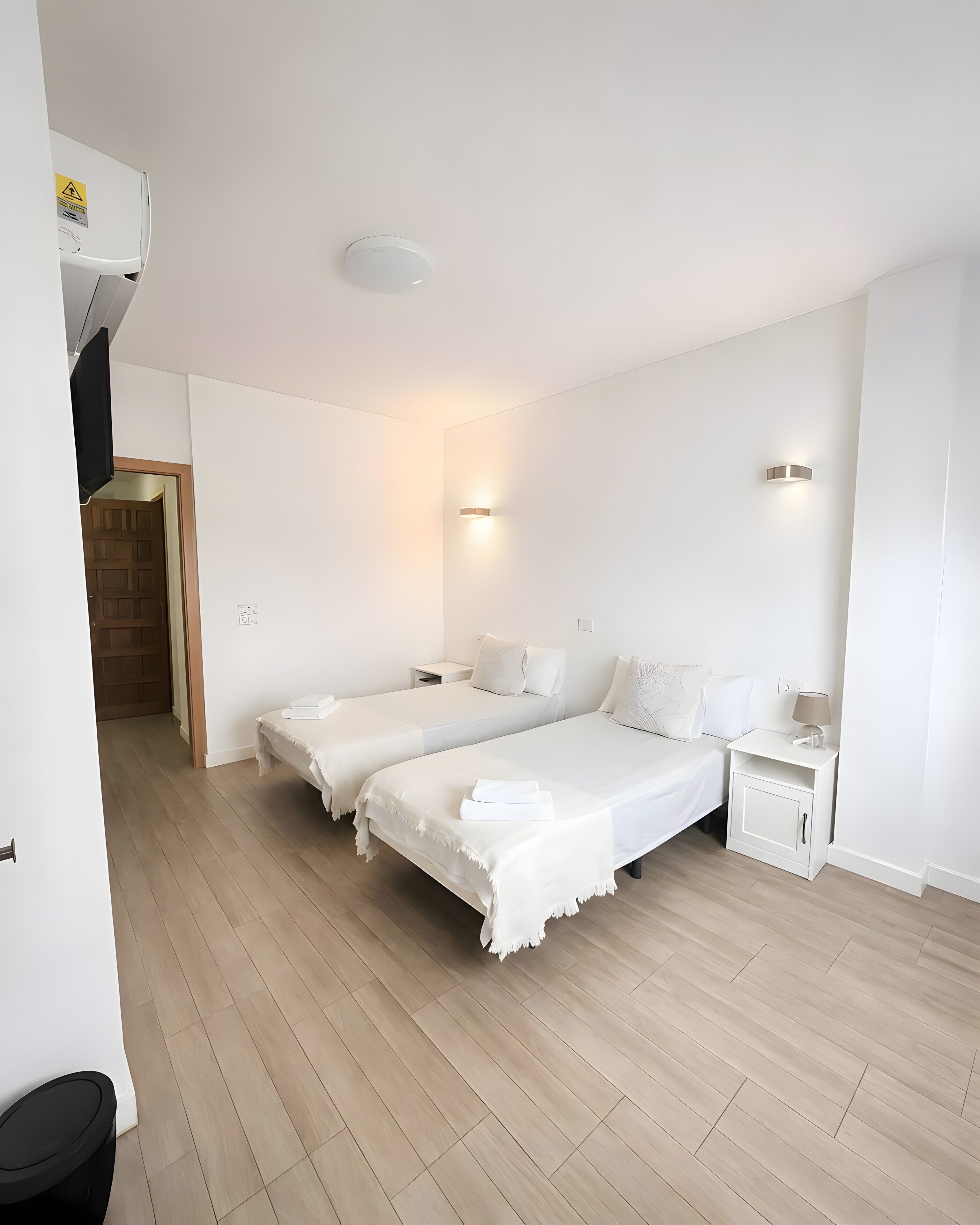 Een strijkplank/strijkijzer, wifi, beddengoed