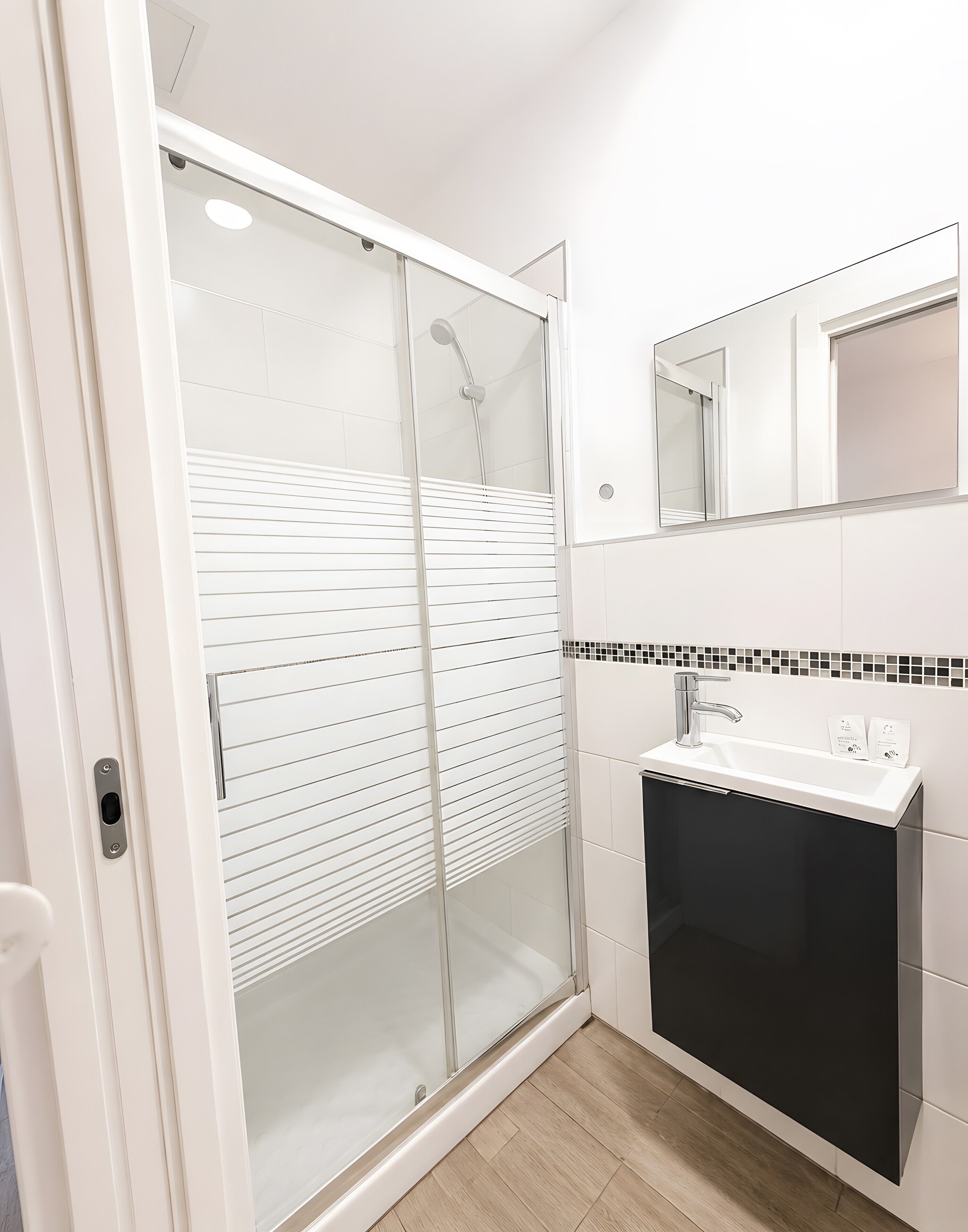 Een douche, een haardroger, handdoeken