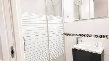 Een douche, een haardroger, handdoeken