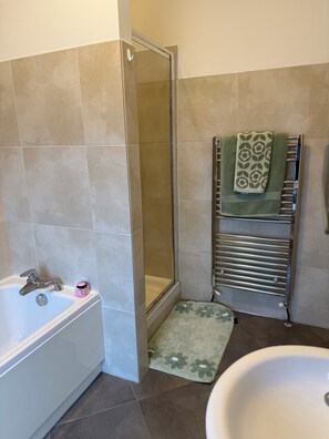 Dusche, Haartrockner, Handtücher, Toilettenpapier