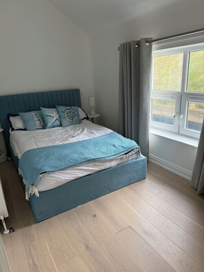 4 slaapkamers, een strijkplank/strijkijzer, gratis wifi, beddengoed