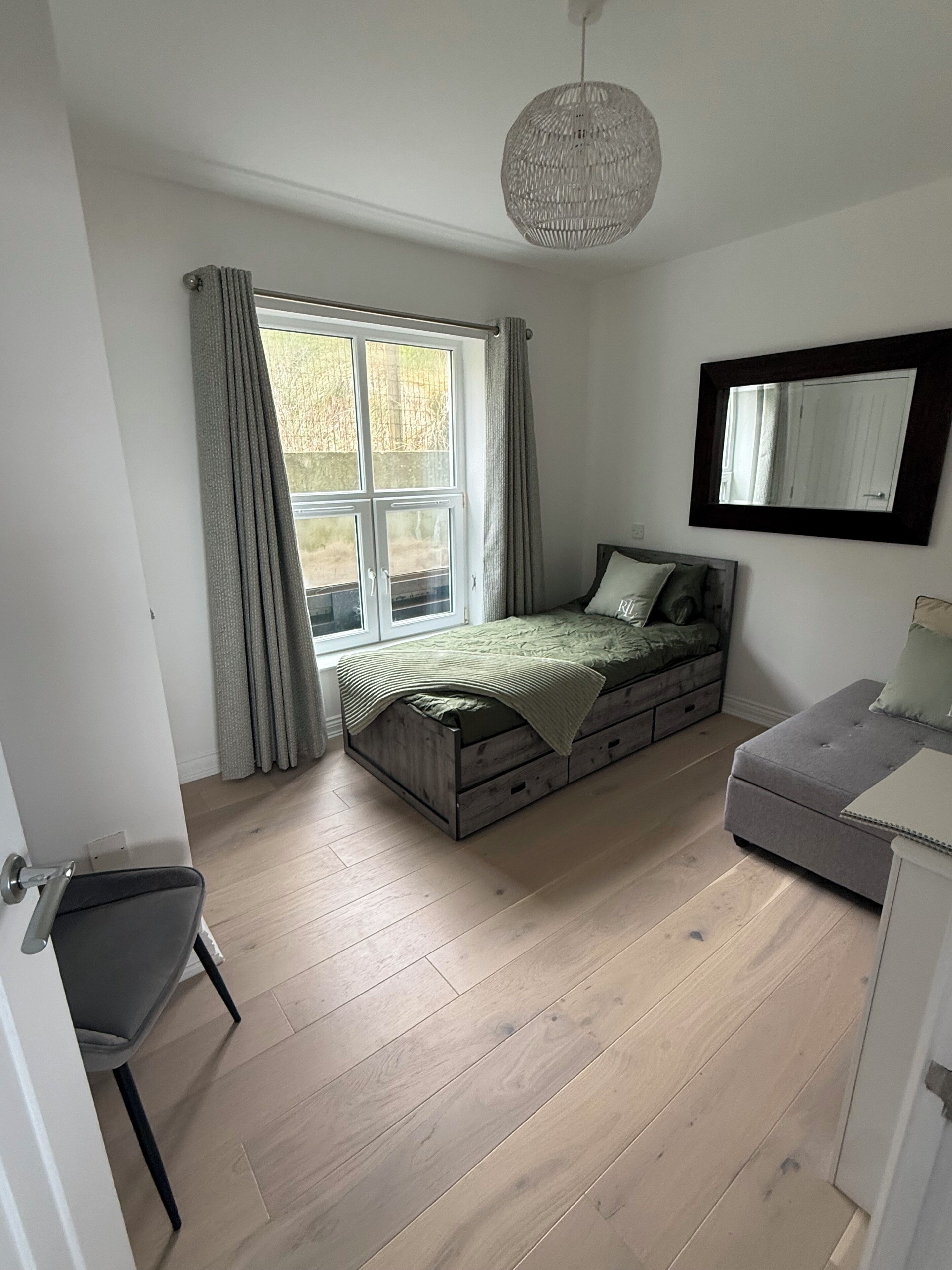 4 bedrooms, iron/ironing board, WiFi (free), bed sheets