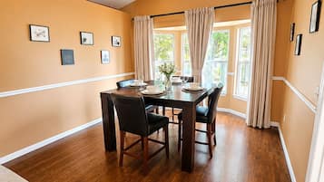 Suite, Pool View | Dining
