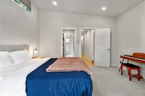Tabla de planchar con plancha, wifi y ropa de cama 