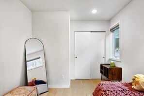 Tabla de planchar con plancha, wifi, ropa de cama