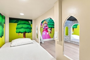 Ein Hotelzimmer mit einem Bett, einem Wandgemälde und einem Fenster mit Blick auf ein Gebäude.