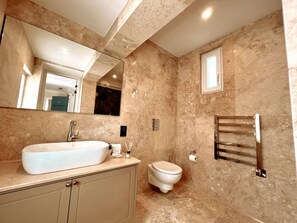 A bathroom with a large sink, toilet, and a towel rack. - Serene 1-bedroom apartment with AC in Il-Belt Valletta (Il-Belt Valletta)