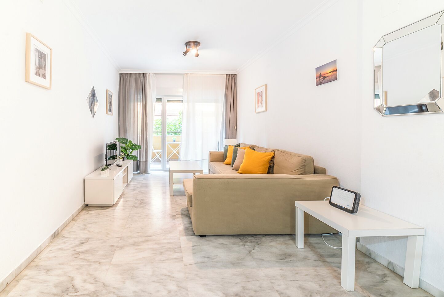 Un salon moderne avec un canapé, une table basse et un meuble pour la télévision.