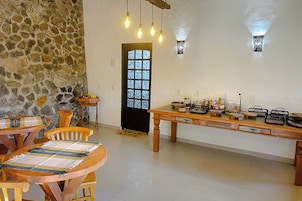 Café da manhã com buffet grátis todos os dias