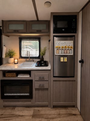 Private kitchen - Cozy 1-bedroom recreational vehicle in gorgeous New Palestine with AC (New Palestine)