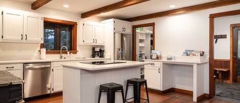 Coffee/tea maker, fridge, microwave, oven