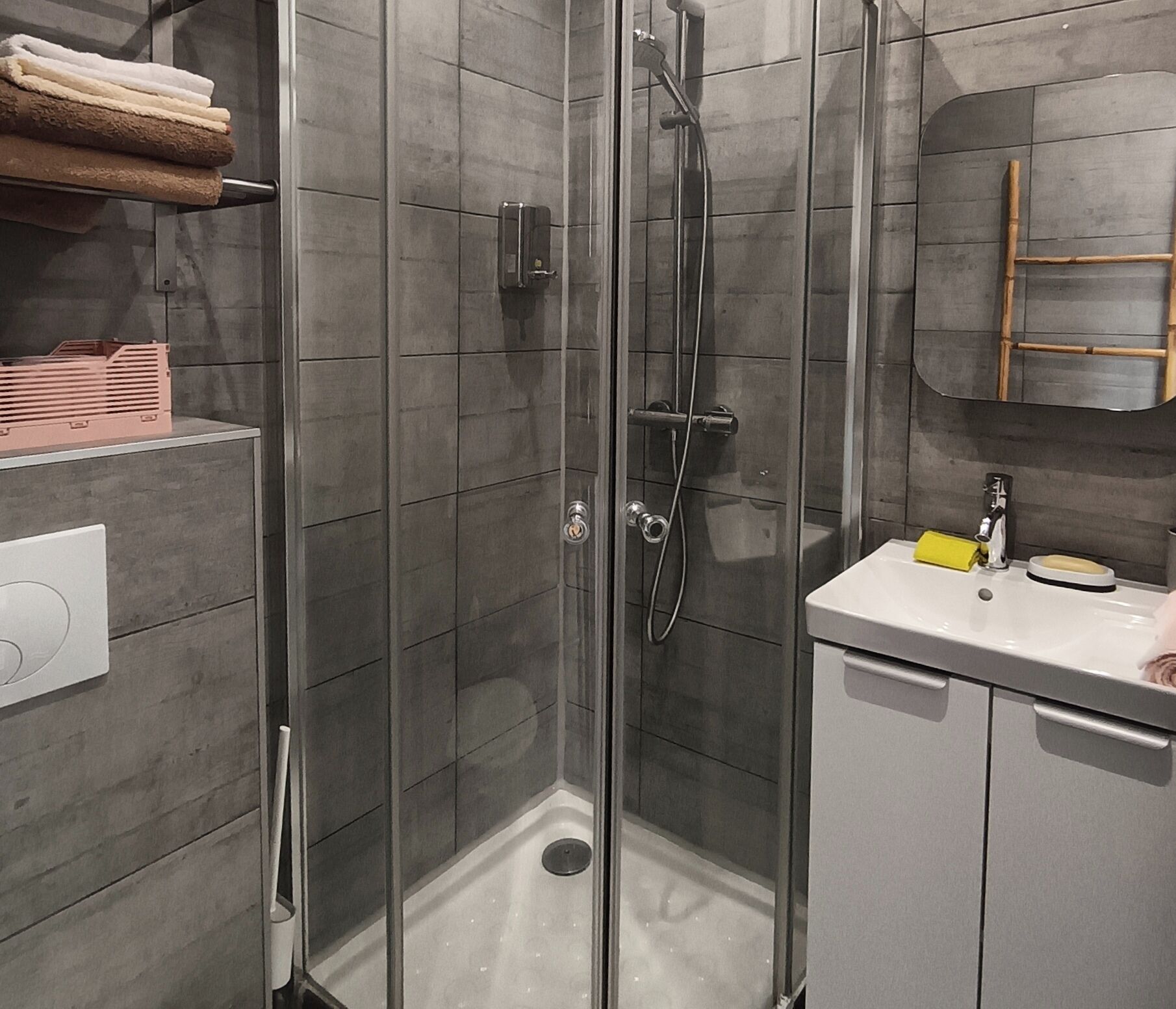 Douche, sèche-cheveux, serviettes fournies, savon