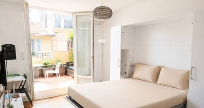 Charmant Studio avec Grande Terrasse & Hyper Centre - Proche Nice Étoile