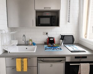 Coffee/tea maker, fridge, microwave, oven