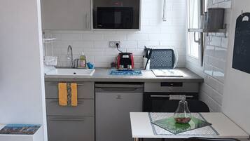 Cafetière/bouilloire, réfrigérateur, micro-ondes, four
