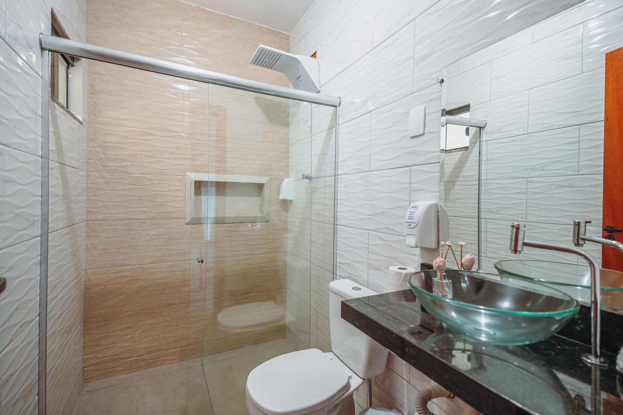 Quarto Duplo de Luxo Exclusivo - Piso Superior | Banheiro | Chuveiro, produtos de toalete grátis, toalhas de banho, sabonete