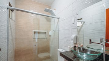 Quarto Duplo de Luxo Exclusivo - Piso Superior | Banheiro | Chuveiro, produtos de toalete grátis, toalhas de banho, sabonete