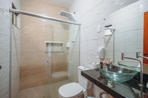 Chambre Double Deluxe | Salle de bain | Douche, articles de toilette gratuits, serviettes fournies, savon