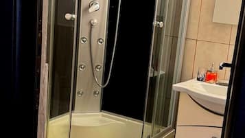 Dusche, Haartrockner, Handtücher, Seife